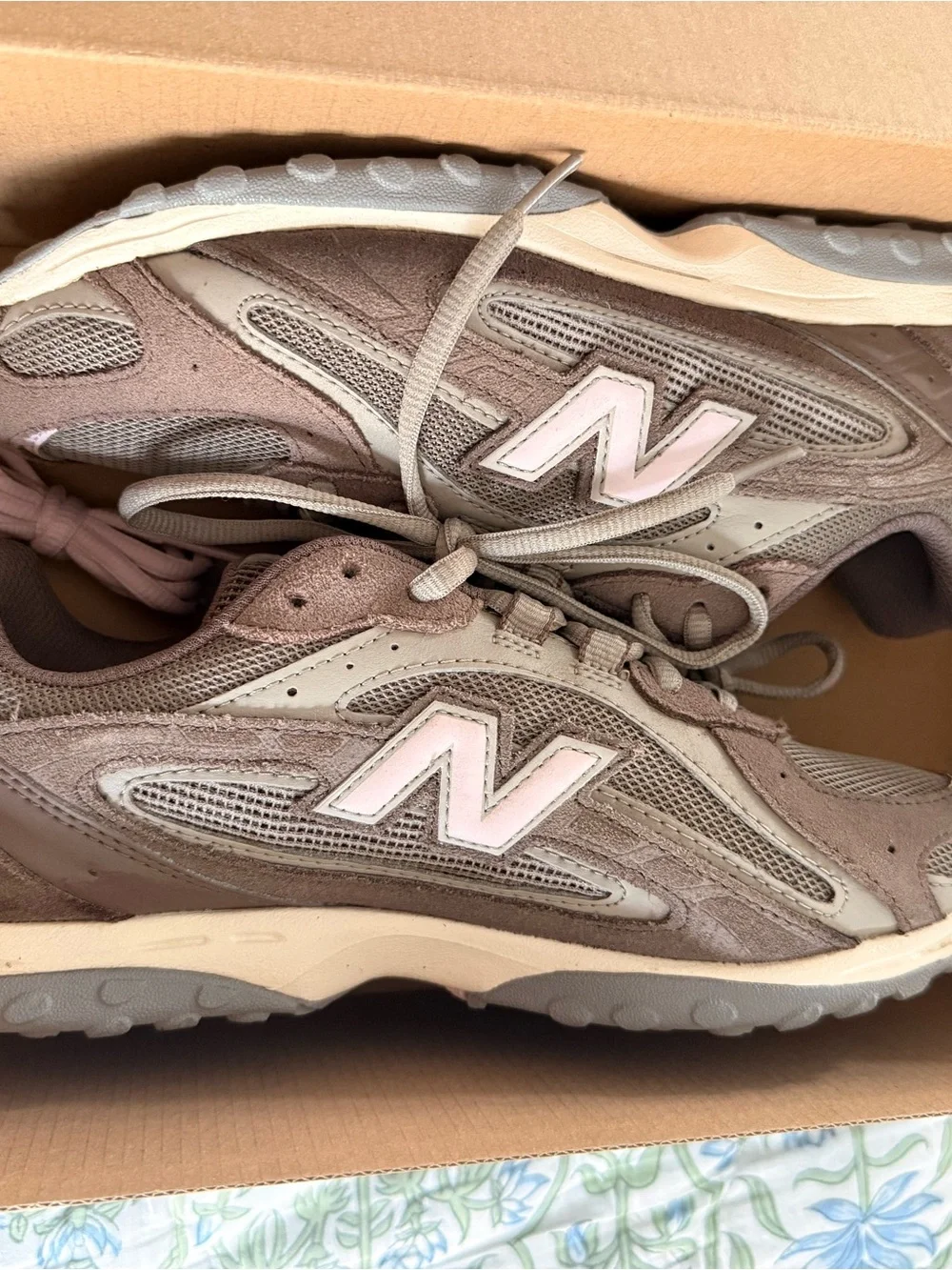 New Balance Women's Brown/Pink 204L
